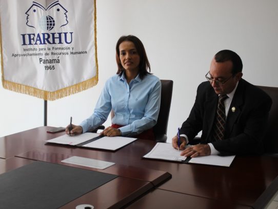 IFARHU otorga becas a estudiantes de Ciencias Naturales y Humanidades de UP