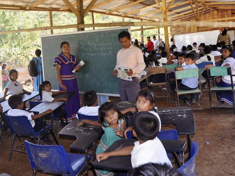 Trasladan a unos 3,000 docentes a escuelas de difícil acceso en el país
