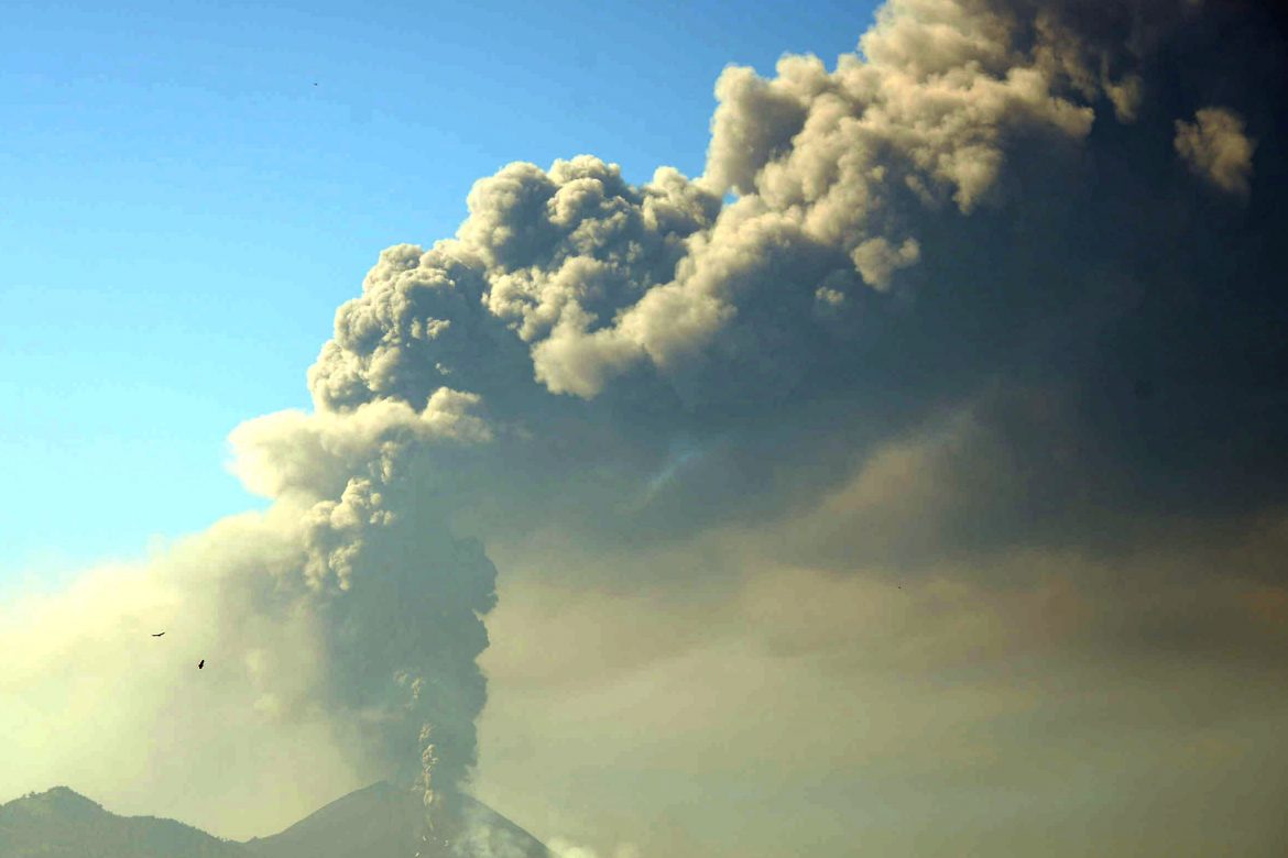 Autoridades guatemaltecas en alerta por aumento de actividad volcánica del Pacaya