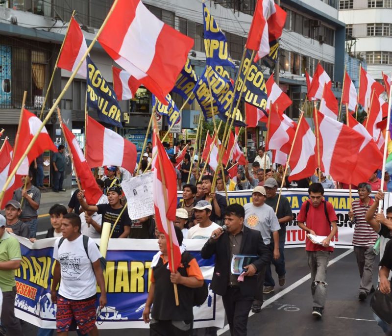 Miles de peruanos marchan contra corrupción y sobornos de Odebrecht en Perú