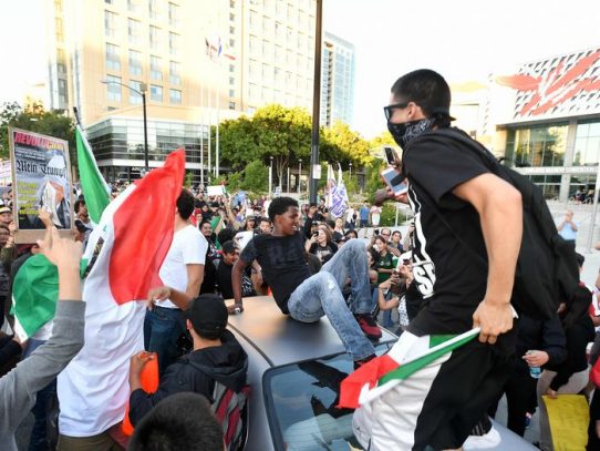 Mexicanos convocan masivas protestas contra Trump al grito de "Vibra México"