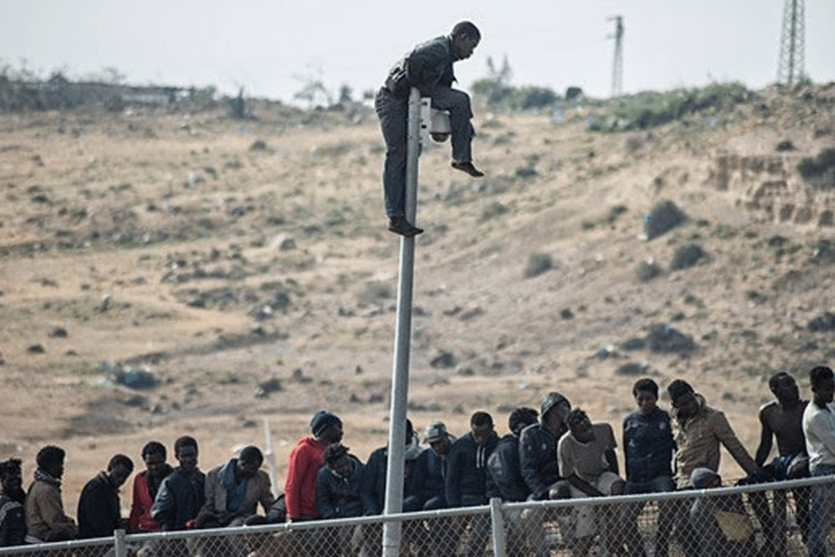 Cientos de migrantes traspasan la valla de Ceuta para ingresar a España