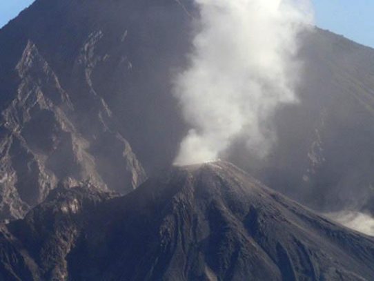 Volcán entra en erupción y amenaza la capital de Guatemala