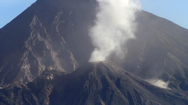 Volcán entra en erupción y amenaza la capital de Guatemala