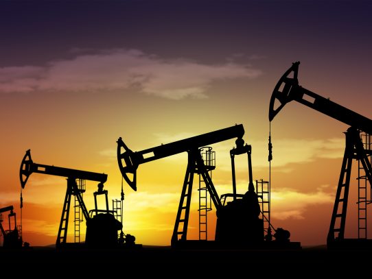 Petróleo registra alza en medio de la expectativa por las reservas de Estados Unidos
