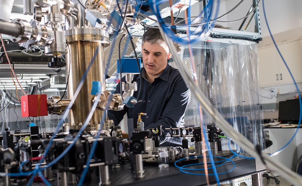 Investigadores presentan un primer proyecto de computadora cuántica
