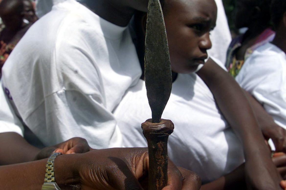 Mutilación genital femenina sigue masacrando a niñas en Indonesia