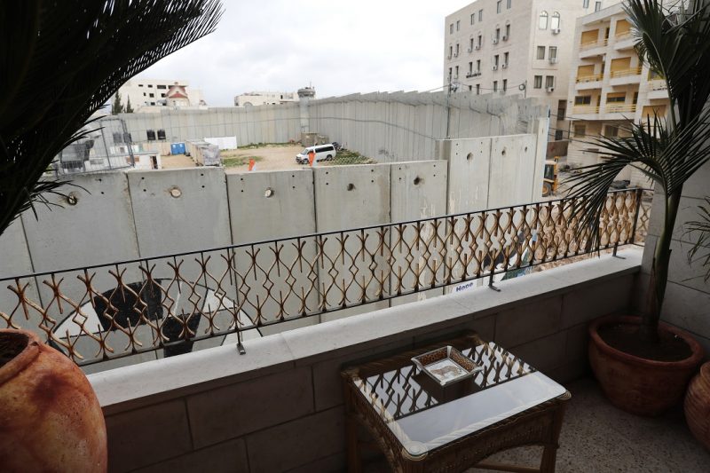 Artista callejero abre un hotel frente al muro israelí en Cisjordania