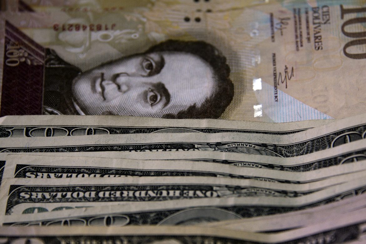 Cae dólar negro en Venezuela