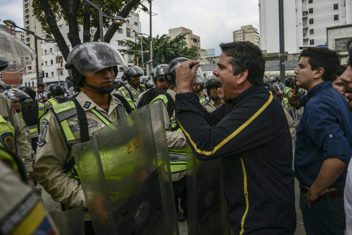 Arrestan a periodista y dos estudiantes durante protesta en Venezuela