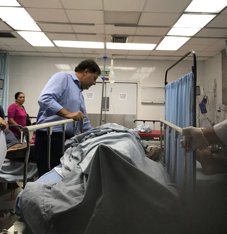 Varela instala mesa de trabajo para heridos en accidente de Antón