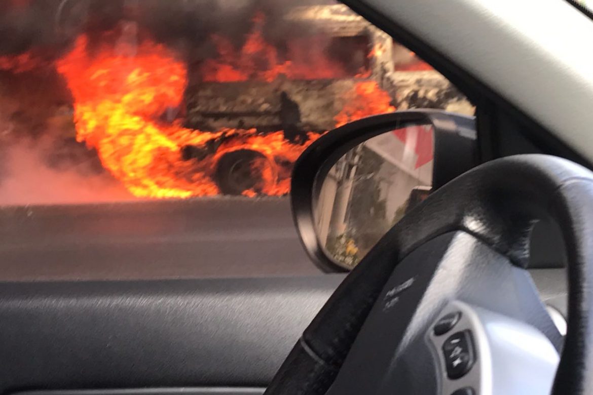 Auto se incendia en Las Cumbres