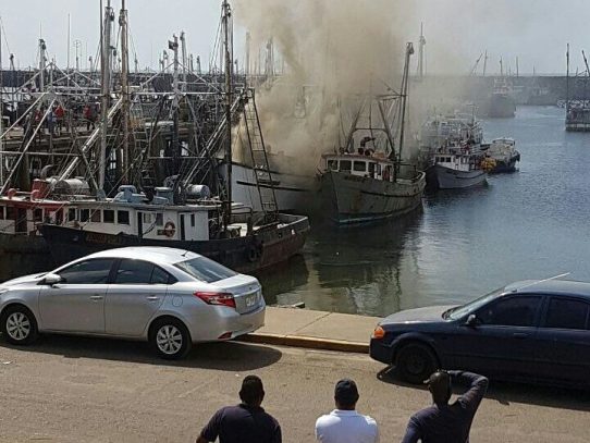 Se incendia embarcación pesquera en Vacamonte