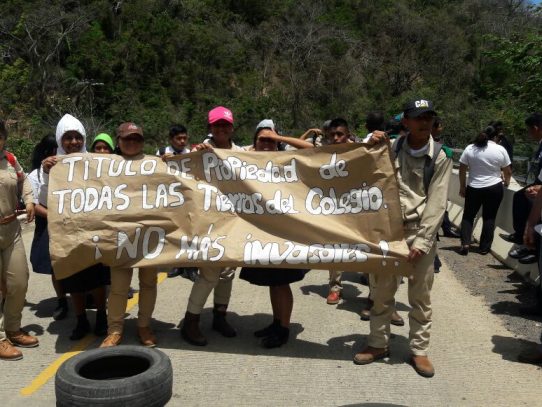 Estudiantes protestan por invasión de tierras en Veraguas