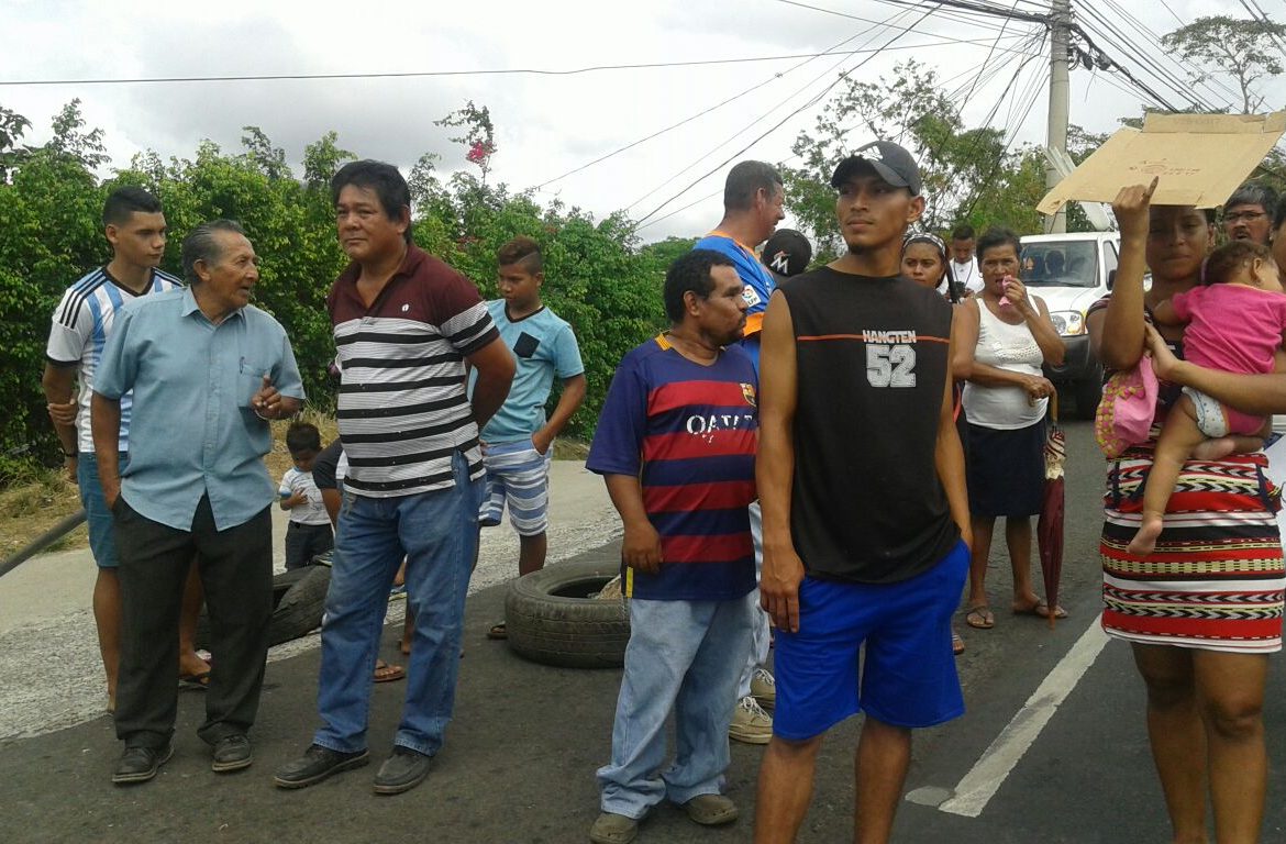 Moradores cierran la entrada de Las Lajas por falta de agua