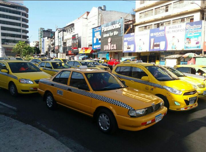 Taxistas protestan contra cobro en efectivo de UBER