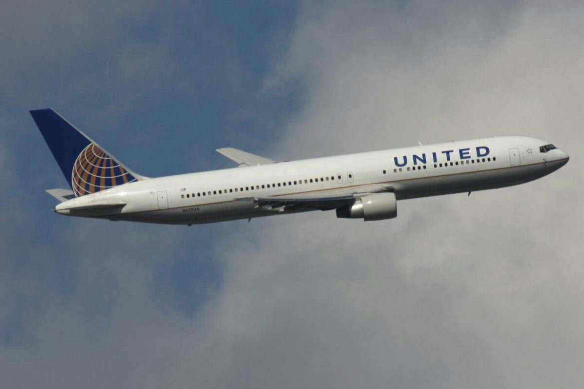 United Airlines niega vuelo a mujeres por usar "leggins"