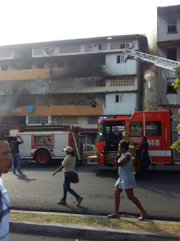 Se registra incendio en edificio de la Avenida Nacional