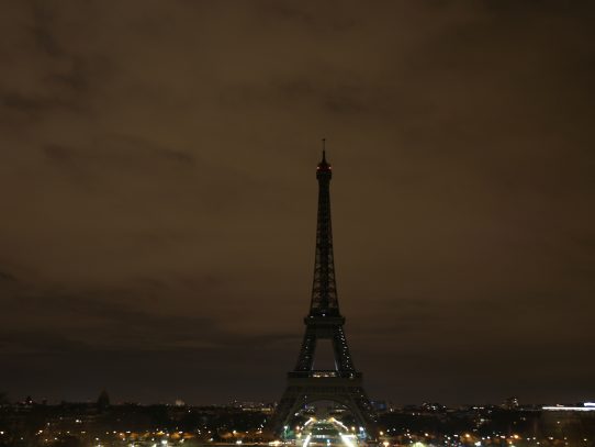 Torre Eiffel rindió homenaje a víctimas de atentado en San Petersburgo