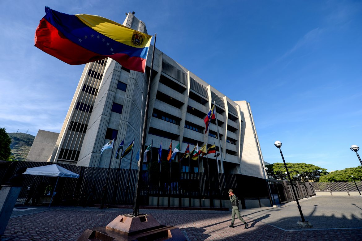 Chavismo retrocede, suspenden fallo que disolvió la Asamblea