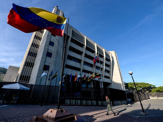 Chavismo retrocede, suspenden fallo que disolvió la Asamblea