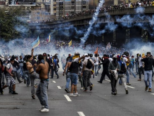 Oposición reta con nueva marcha a Maduro tras 24 muertes en un mes