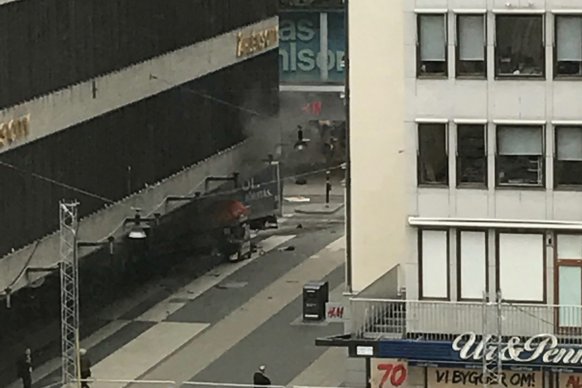 Varios heridos al arrollar una camioneta a peatones en Estocolmo