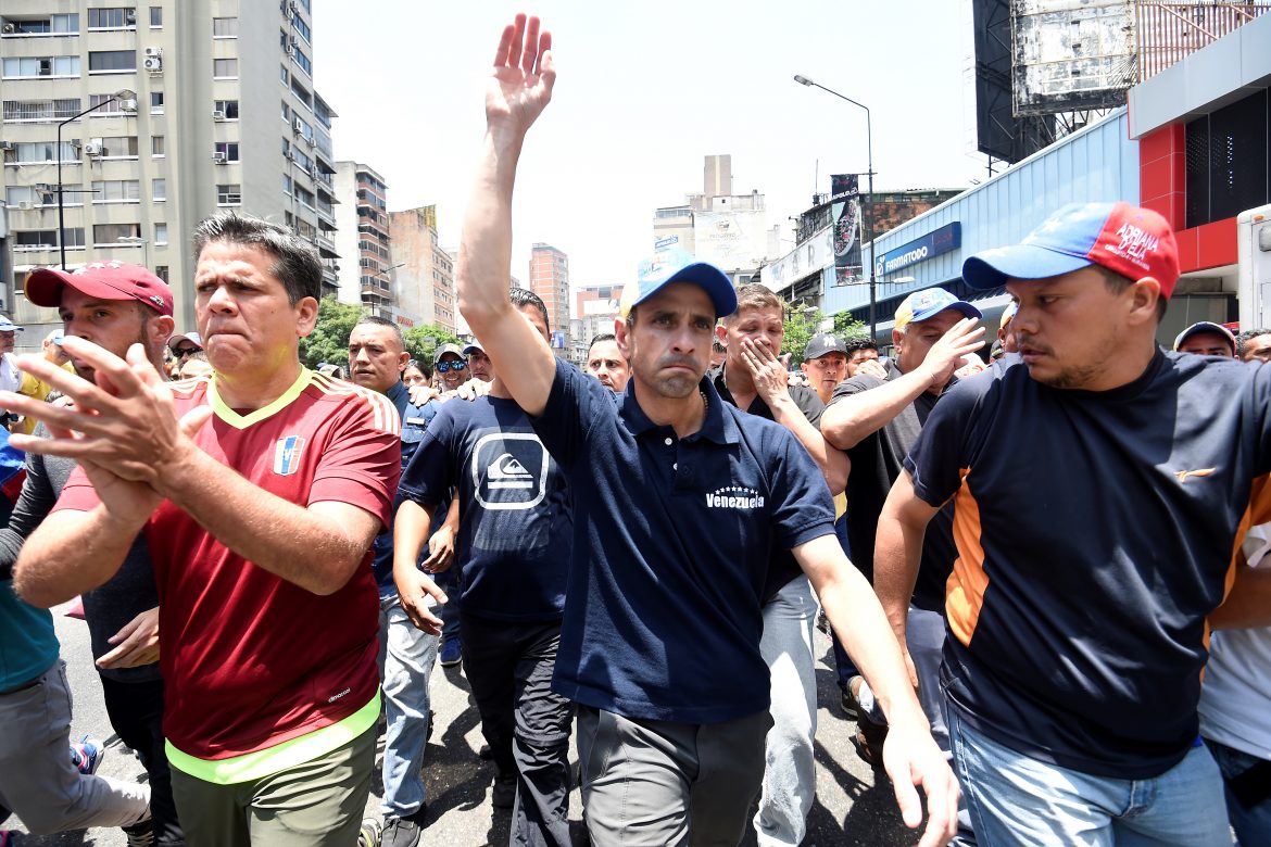 Opositores venezolanos protestan contra bloqueo a candidatura de Capriles
