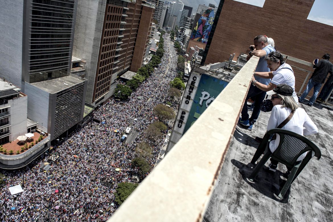 Caracas vive nueva jornada de disturbios en protesta contra Maduro