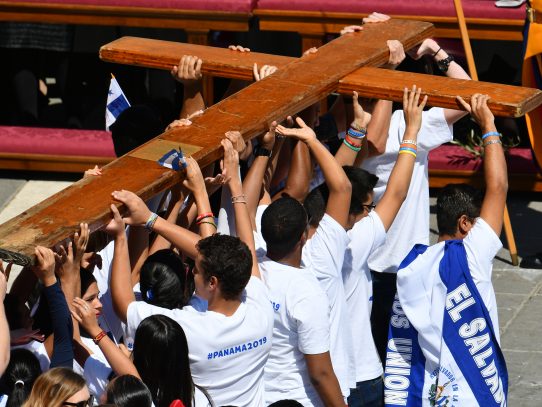 Jóvenes panameños toman la cruz hacia la JMJ-2019