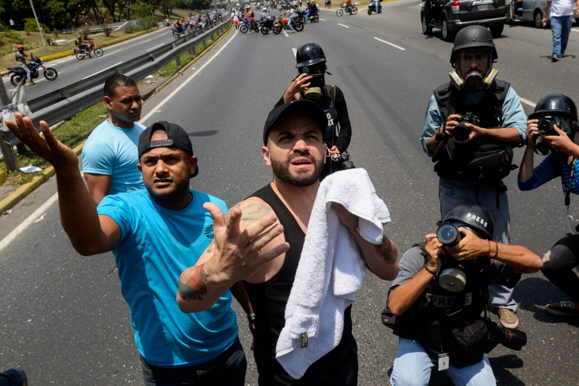 Venezuela: Cantante Nacho participa de protesta opositora y resulta afectado
