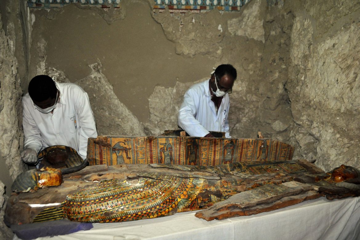Descubren momias y figuritas funerarias en tumba de Egipto