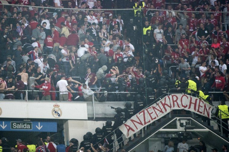 Aficionados del Bayern protagonizan riña en las gradas