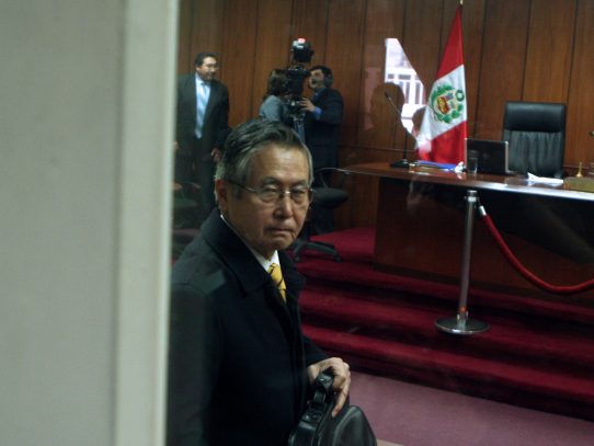 Expresidente Fujimori internado por dolores de columna y gastritis