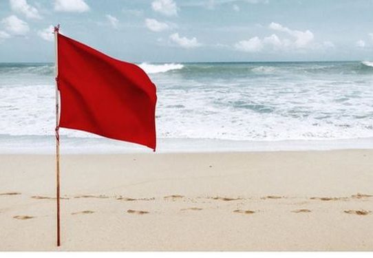 Prohíben acceso a playa de Veraguas por fuerte oleaje y levantan bandera amarilla en Los Santos