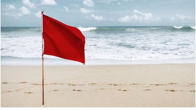 Prohíben acceso a playa de Veraguas por fuerte oleaje y levantan bandera amarilla en Los Santos