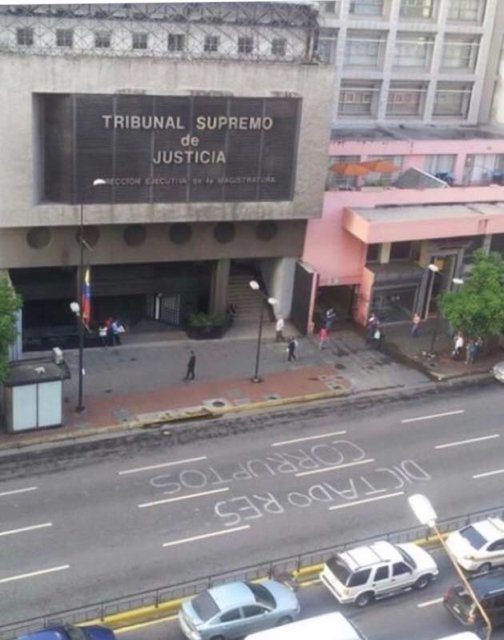 Opositores atacan un edificio de máximo tribunal venezolano