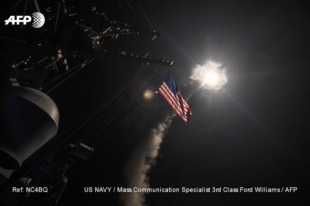 EEUU lanza misiles contra Siria y llama a acabar el conflicto