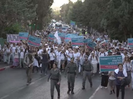 Cristianas, musulmanas y judías marchan por la paz