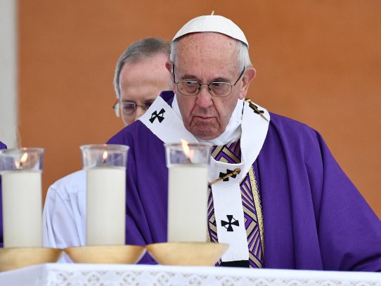 El papa aboga por la caridad frente al extremismo en su misa en Egipto