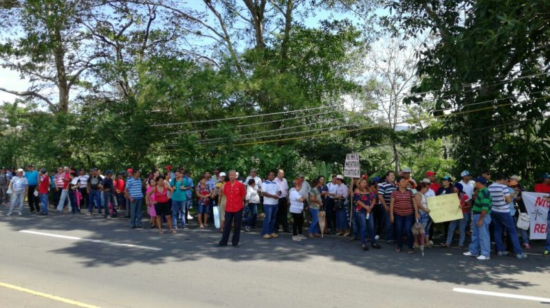 Panameños en Paso Canoas reclaman al gobierno trabajos