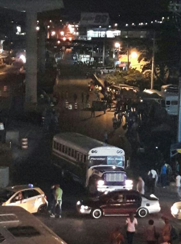 Buseros de Chepo cierran vía Panamericana en protesta por multas