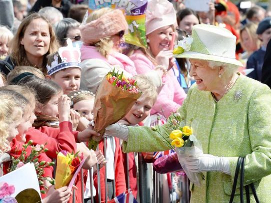 Reina Isabel II celebra sus 91 años lúcida y muy ocupada