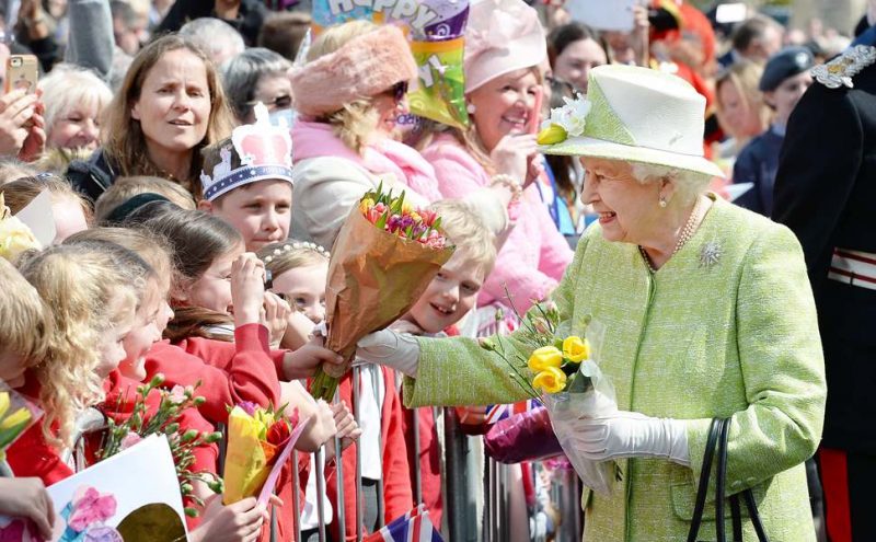 Reina Isabel II celebra sus 91 años lúcida y muy ocupada