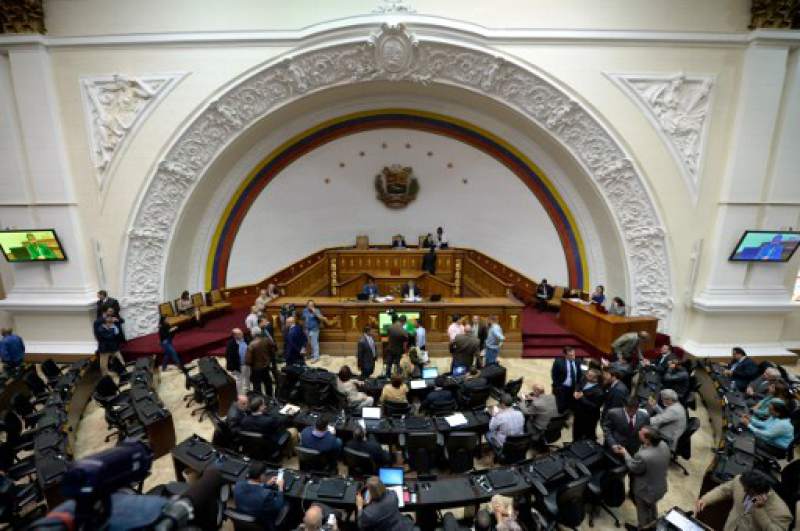 Parlamento venezolano pide apoyo para adelantar elección presidencial