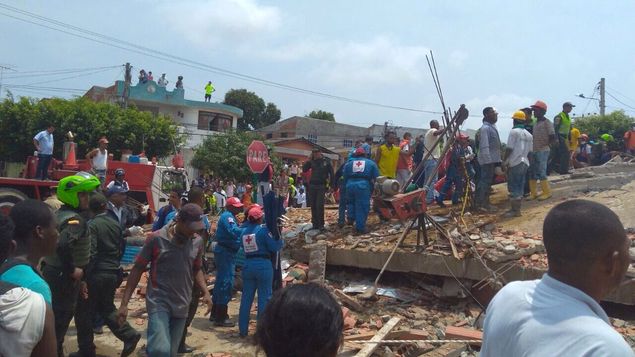 Tres muertos y hasta 40 heridos en colapso de edificio en Colombia