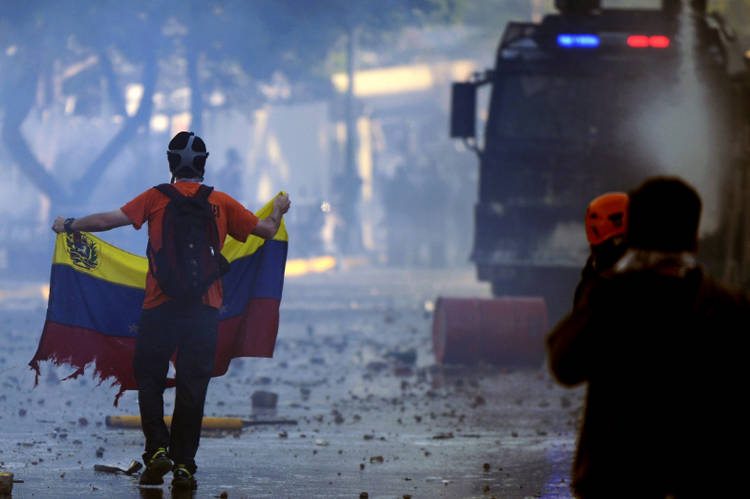 Suman tres muertos en jornada de protestas este lunes en Venezuela