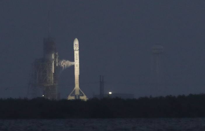 SpaceX aplaza lanzamiento de carga militar secreta de EEUU