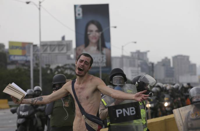 Hombre desnudo pide en Venezuela: "No lancen más bombas"