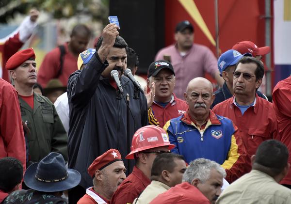 Maduro impulsa nueva Constitución en Venezuela frente a ofensiva opositora